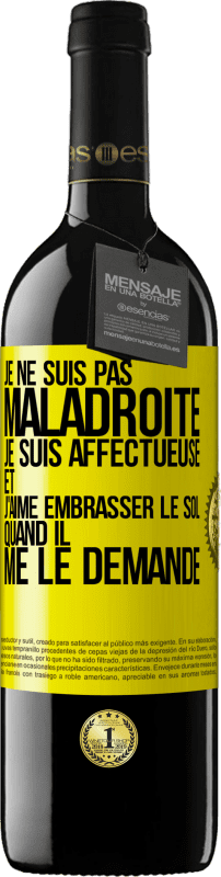 «Je ne suis pas maladroite, je suis affectueuse et j'aime embrasser le sol quand il me le demande» Édition RED MBE Réserve