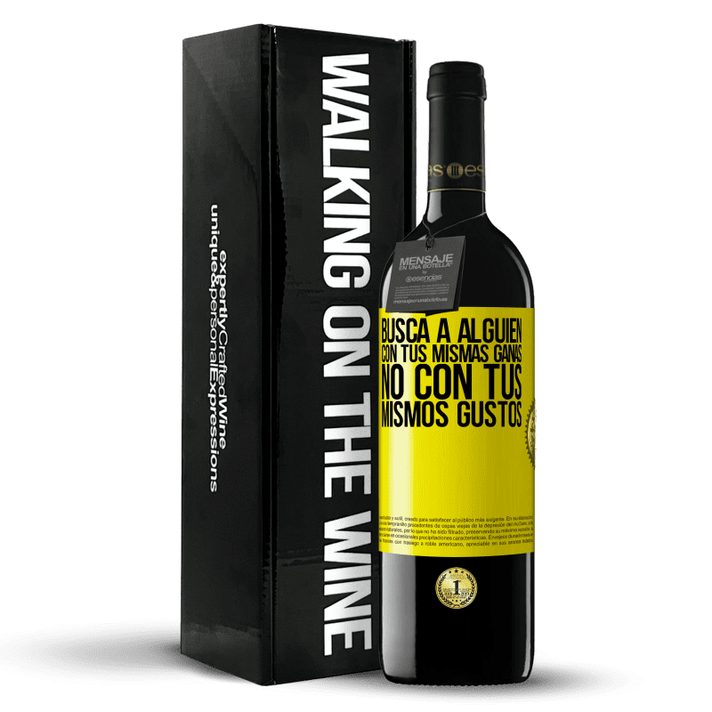 39,95 € Envío gratis | Vino Tinto Edición RED MBE Reserva Busca a alguien con tus mismas ganas, no con tus mismos gustos Etiqueta Amarilla. Etiqueta personalizable Reserva 12 Meses Cosecha 2016 Tempranillo