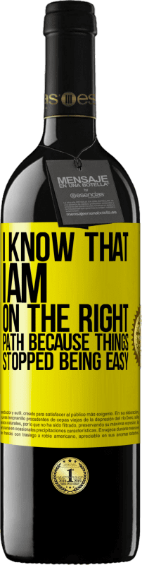 39,95 € 送料無料 | 赤ワイン REDエディション MBE 予約する 物事が簡単にならなくなったので、私は正しい道にいることを知っています 黄色のラベル. カスタマイズ可能なラベル 予約する 12 月 収穫 2016 Tempranillo