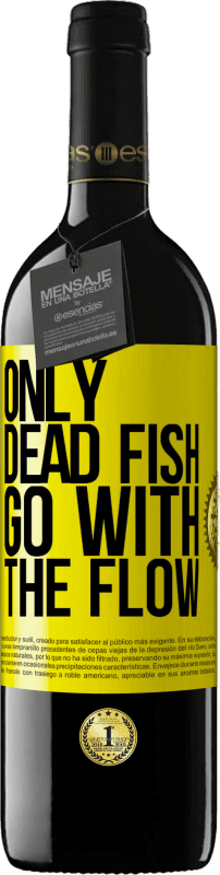 39,95 € | 赤ワイン REDエディション MBE 予約する 死んだ魚だけが流れる 黄色のラベル. カスタマイズ可能なラベル 予約する 12 月 収穫 2014 Tempranillo