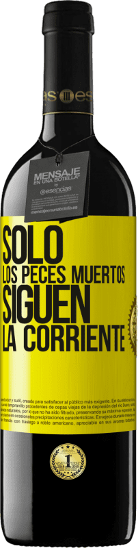 39,95 € Envío gratis | Vino Tinto Edición RED MBE Reserva Sólo los peces muertos siguen la corriente Etiqueta Amarilla. Etiqueta personalizable Reserva 12 Meses Cosecha 2016 Tempranillo