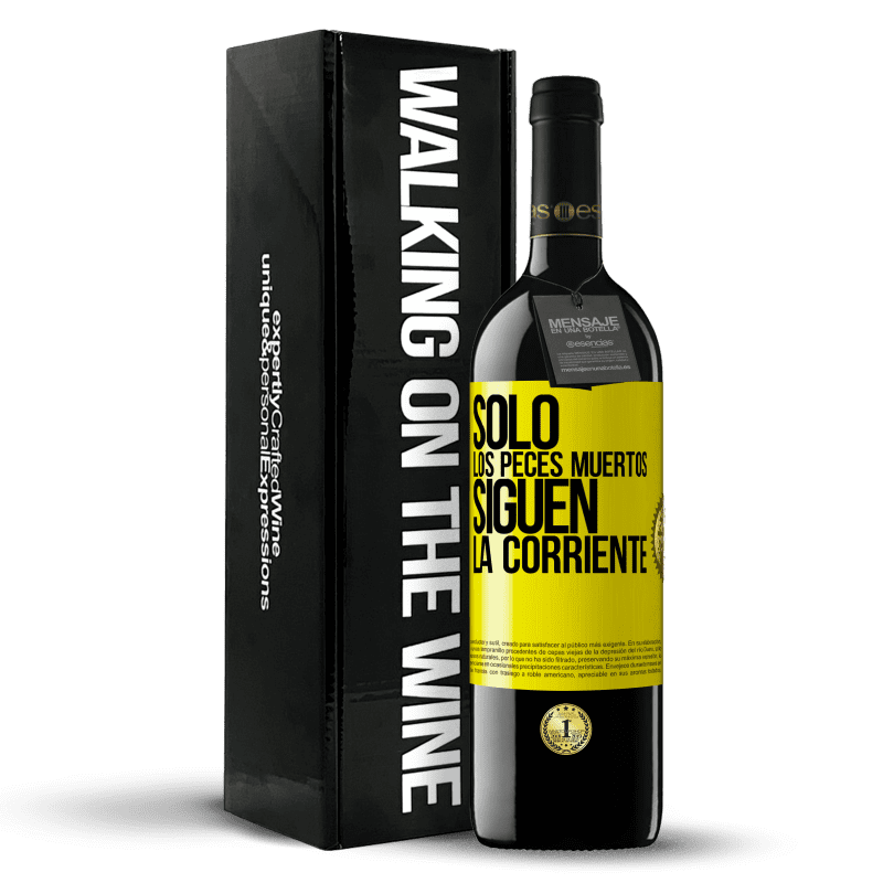 39,95 € Envío gratis | Vino Tinto Edición RED MBE Reserva Sólo los peces muertos siguen la corriente Etiqueta Amarilla. Etiqueta personalizable Reserva 12 Meses Cosecha 2015 Tempranillo