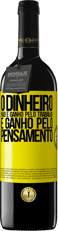 39,95 € | Vinho tinto Edição RED MBE Reserva O dinheiro não é ganho pelo trabalho, é ganho pelo pensamento Etiqueta Amarela. Etiqueta personalizável Reserva 12 Meses Colheita 2015 Tempranillo