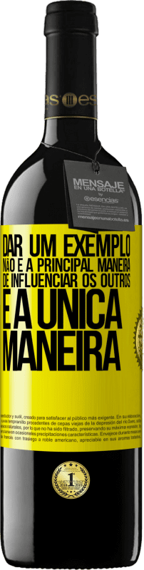 39,95 € | Vinho tinto Edição RED MBE Reserva Dar um exemplo não é a principal maneira de influenciar os outros é a única maneira Etiqueta Amarela. Etiqueta personalizável Reserva 12 Meses Colheita 2015 Tempranillo