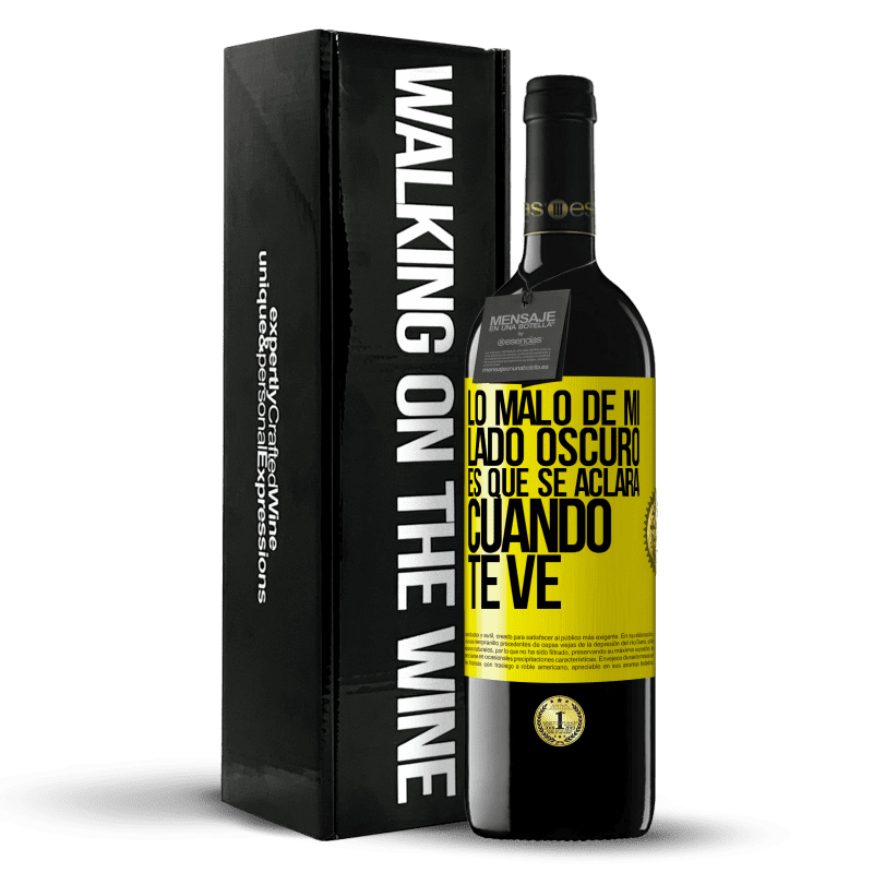 39,95 € Envío gratis | Vino Tinto Edición RED MBE Reserva Lo malo de mi lado oscuro es que se aclara cuando te ve Etiqueta Amarilla. Etiqueta personalizable Reserva 12 Meses Cosecha 2015 Tempranillo