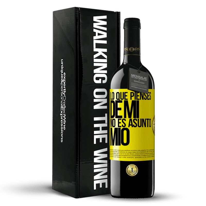 39,95 € Envío gratis | Vino Tinto Edición RED MBE Reserva Lo que pienses de mí no es asunto mío Etiqueta Amarilla. Etiqueta personalizable Reserva 12 Meses Cosecha 2015 Tempranillo