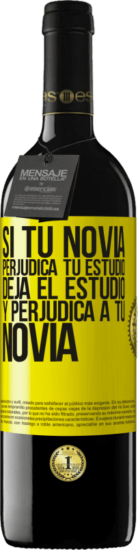 39,95 € | Vino Tinto Edición RED MBE Reserva Si tu novia perjudica tu estudio, deja el estudio y perjudica a tu novia Etiqueta Amarilla. Etiqueta personalizable Reserva 12 Meses Cosecha 2015 Tempranillo