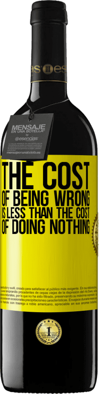 39,95 € 送料無料 | 赤ワイン REDエディション MBE 予約する 間違っていることの費用は、何もしないことの費用よりも少ない 黄色のラベル. カスタマイズ可能なラベル 予約する 12 月 収穫 2016 Tempranillo