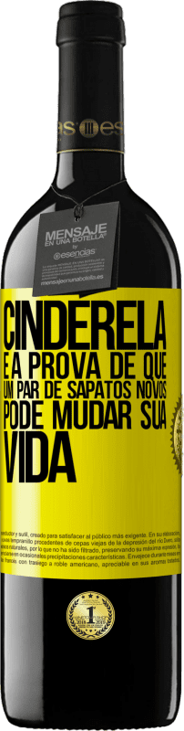 39,95 € | Vinho tinto Edição RED MBE Reserva Cinderela é a prova de que um par de sapatos novos pode mudar sua vida Etiqueta Amarela. Etiqueta personalizável Reserva 12 Meses Colheita 2016 Tempranillo