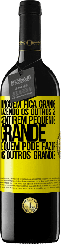 39,95 € | Vinho tinto Edição RED MBE Reserva Ninguém fica grande fazendo os outros se sentirem pequenos. Grande é quem pode fazer os outros grandes Etiqueta Amarela. Etiqueta personalizável Reserva 12 Meses Colheita 2015 Tempranillo