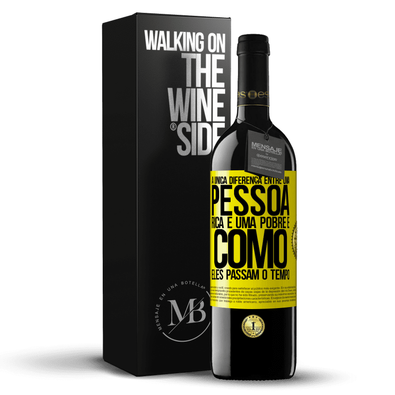 39,95 € Envio grátis | Vinho tinto Edição RED MBE Reserva A única diferença entre uma pessoa rica e uma pobre é como eles passam o tempo Etiqueta Amarela. Etiqueta personalizável Reserva 12 Meses Colheita 2016 Tempranillo