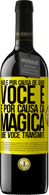 39,95 € Envio grátis | Vinho tinto Edição RED MBE Reserva Não é por causa de quem você é, é por causa da mágica que você transmite Etiqueta Amarela. Etiqueta personalizável Reserva 12 Meses Colheita 2016 Tempranillo