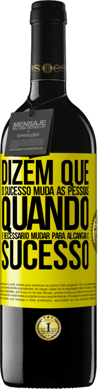 39,95 € Envio grátis | Vinho tinto Edição RED MBE Reserva Dizem que o sucesso muda as pessoas, quando é necessário mudar para alcançar o sucesso Etiqueta Amarela. Etiqueta personalizável Reserva 12 Meses Colheita 2016 Tempranillo