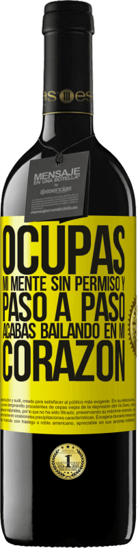 39,95 € Envío gratis | Vino Tinto Edición RED MBE Reserva Ocupas mi mente sin permiso y paso a paso, acabas bailando en mi corazón Etiqueta Amarilla. Etiqueta personalizable Reserva 12 Meses Cosecha 2016 Tempranillo
