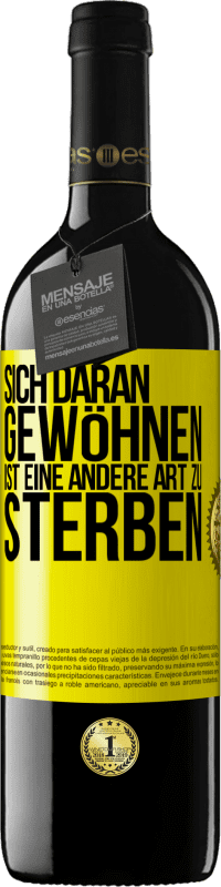39,95 € Kostenloser Versand | Rotwein RED Ausgabe MBE Reserve Sich daran gewöhnen ist eine andere Art zu sterben Gelbes Etikett. Anpassbares Etikett Reserve 12 Monate Ernte 2016 Tempranillo