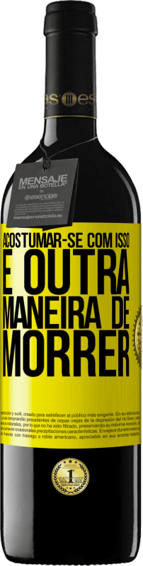 39,95 € Envio grátis | Vinho tinto Edição RED MBE Reserva Acostumar-se com isso é outra maneira de morrer Etiqueta Amarela. Etiqueta personalizável Reserva 12 Meses Colheita 2016 Tempranillo
