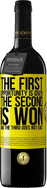 39,95 € 送料無料 | 赤ワイン REDエディション MBE 予約する 最初の機会が与えられ、2番目の機会が獲得され、3番目の機会は存在しません 黄色のラベル. カスタマイズ可能なラベル 予約する 12 月 収穫 2016 Tempranillo