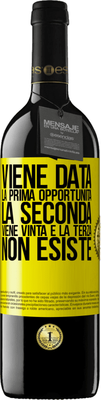 39,95 € Spedizione Gratuita | Vino rosso Edizione RED MBE Riserva Viene data la prima opportunità, la seconda viene vinta e la terza non esiste Etichetta Gialla. Etichetta personalizzabile Riserva 12 Mesi Raccogliere 2016 Tempranillo