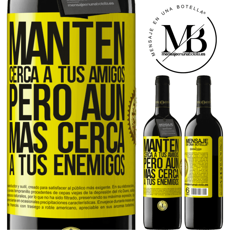 39,95 € Envío gratis | Vino Tinto Edición RED MBE Reserva Mantén cerca a tus amigos, pero aún más cerca a tus enemigos Etiqueta Amarilla. Etiqueta personalizable Reserva 12 Meses Cosecha 2014 Tempranillo