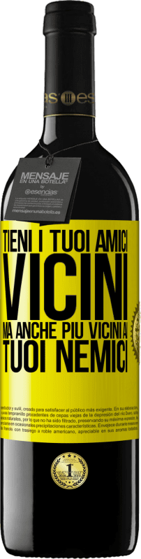 39,95 € | Vino rosso Edizione RED MBE Riserva Tieni i tuoi amici vicini, ma anche più vicini ai tuoi nemici Etichetta Gialla. Etichetta personalizzabile Riserva 12 Mesi Raccogliere 2015 Tempranillo