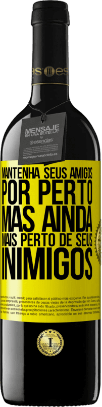 39,95 € | Vinho tinto Edição RED MBE Reserva Mantenha seus amigos por perto, mas ainda mais perto de seus inimigos Etiqueta Amarela. Etiqueta personalizável Reserva 12 Meses Colheita 2015 Tempranillo