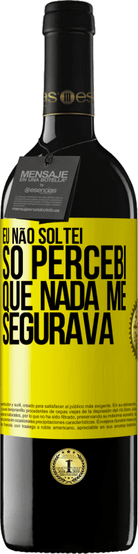 39,95 € | Vinho tinto Edição RED MBE Reserva Eu não soltei, só percebi que nada me segurava Etiqueta Amarela. Etiqueta personalizável Reserva 12 Meses Colheita 2015 Tempranillo