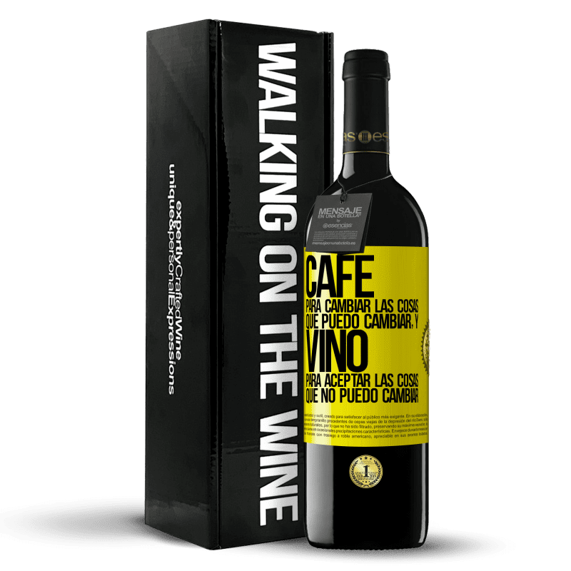 39,95 € Envío gratis | Vino Tinto Edición RED MBE Reserva CAFÉ para cambiar las cosas que puedo cambiar, y VINO para aceptar las cosas que no puedo cambiar Etiqueta Amarilla. Etiqueta personalizable Reserva 12 Meses Cosecha 2016 Tempranillo
