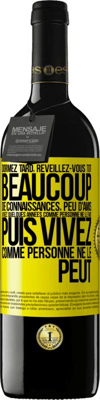 39,95 € Envoi gratuit | Vin rouge Édition RED MBE Réserve Dormez tard, réveillez-vous tôt. Beaucoup de connaissances, peu d'amis. Vivez quelques années comme personne ne le fait, puis vi Étiquette Jaune. Étiquette personnalisable Réserve 12 Mois Récolte 2015 Tempranillo