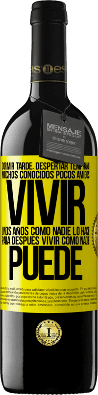 39,95 € Envío gratis | Vino Tinto Edición RED MBE Reserva Dormir tarde, despertar temprano. Muchos conocidos, pocos amigos. Vivir unos años como nadie lo hace, para después vivir Etiqueta Amarilla. Etiqueta personalizable Reserva 12 Meses Cosecha 2016 Tempranillo