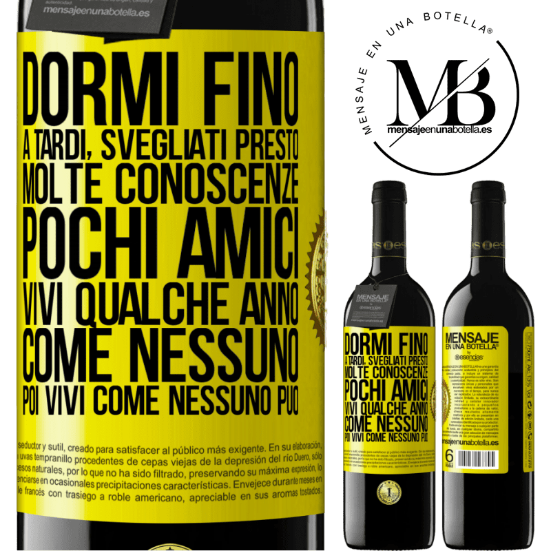 39,95 € Spedizione Gratuita | Vino rosso Edizione RED MBE Riserva Dormi fino a tardi, svegliati presto. Molte conoscenze, pochi amici. Vivi qualche anno come nessuno, poi vivi come nessuno Etichetta Gialla. Etichetta personalizzabile Riserva 12 Mesi Raccogliere 2015 Tempranillo