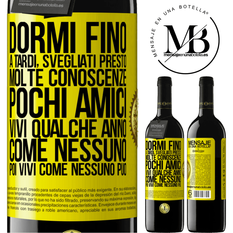 39,95 € Spedizione Gratuita | Vino rosso Edizione RED MBE Riserva Dormi fino a tardi, svegliati presto. Molte conoscenze, pochi amici. Vivi qualche anno come nessuno, poi vivi come nessuno Etichetta Gialla. Etichetta personalizzabile Riserva 12 Mesi Raccogliere 2016 Tempranillo