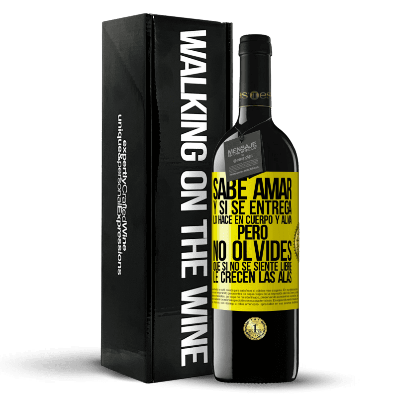 39,95 € Envío gratis | Vino Tinto Edición RED MBE Reserva Sabe amar, y si se entrega, lo hace en cuerpo y alma. Pero, no olvides, que si no se siente libre, le crecen las alas Etiqueta Amarilla. Etiqueta personalizable Reserva 12 Meses Cosecha 2015 Tempranillo