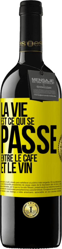 Envoi gratuit | Vin rouge Édition RED MBE Réserve La vie est ce qui se passe entre le café et le vin Étiquette Jaune. Étiquette personnalisable Réserve 12 Mois Récolte 2014 Tempranillo