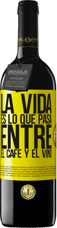 Envío gratis | Vino Tinto Edición RED MBE Reserva La vida es lo que pasa entre el café y el vino Etiqueta Amarilla. Etiqueta personalizable Reserva 12 Meses Cosecha 2014 Tempranillo