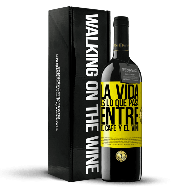 39,95 € Envío gratis | Vino Tinto Edición RED MBE Reserva La vida es lo que pasa entre el café y el vino Etiqueta Amarilla. Etiqueta personalizable Reserva 12 Meses Cosecha 2015 Tempranillo