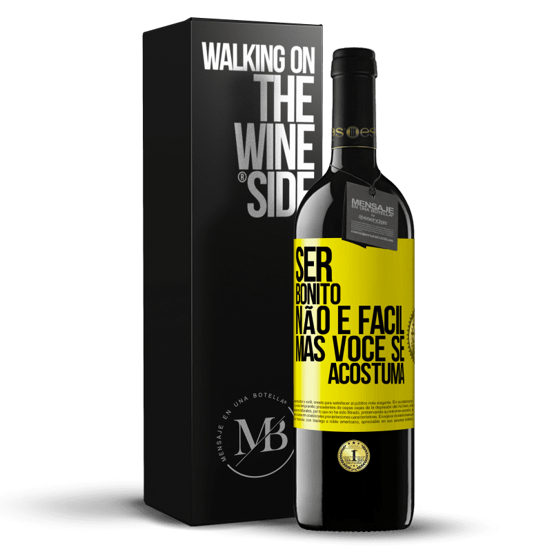 39,95 € Envio grátis | Vinho tinto Edição RED MBE Reserva Ser bonito não é fácil, mas você se acostuma Etiqueta Amarela. Etiqueta personalizável Reserva 12 Meses Colheita 2015 Tempranillo