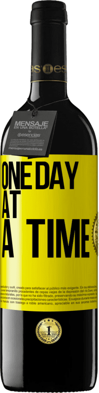 39,95 € 免费送货 | 红酒 RED版 MBE 预订 一次一天 黄色标签. 可自定义的标签 预订 12 个月 收成 2016 Tempranillo