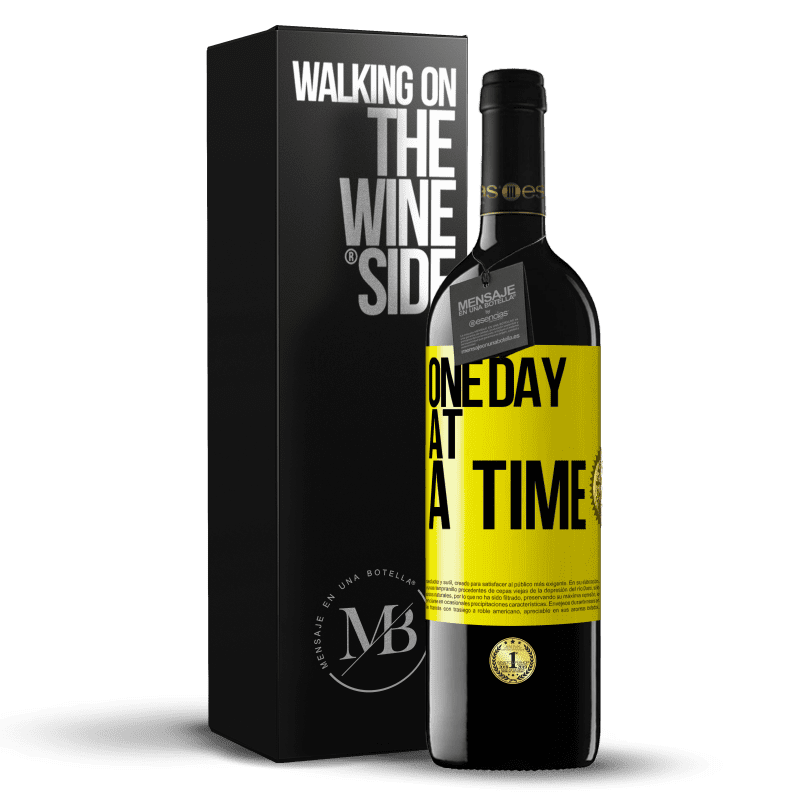 39,95 € Free Shipping | Red Wine RED Edition MBE Reserve One day at a time Yellow Label. Customizable label Reserve 12 Months Harvest 2014 Tempranillo