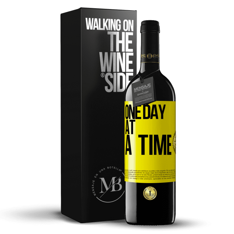 39,95 € Free Shipping | Red Wine RED Edition MBE Reserve One day at a time Yellow Label. Customizable label Reserve 12 Months Harvest 2016 Tempranillo