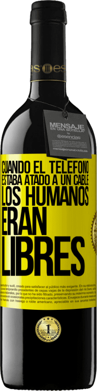 Envío gratis | Vino Tinto Edición RED MBE Reserva Cuando el teléfono estaba atado a un cable los humanos eran libres Etiqueta Amarilla. Etiqueta personalizable Reserva 12 Meses Cosecha 2014 Tempranillo