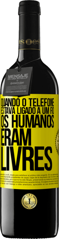 39,95 € Envio grátis | Vinho tinto Edição RED MBE Reserva Quando o telefone estava ligado a um fio, os humanos eram livres Etiqueta Amarela. Etiqueta personalizável Reserva 12 Meses Colheita 2016 Tempranillo