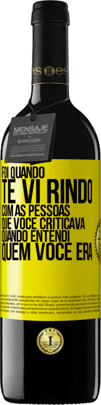 Envio grátis | Vinho tinto Edição RED MBE Reserva Foi quando te vi rindo com as pessoas que você criticava, quando entendi quem você era Etiqueta Amarela. Etiqueta personalizável Reserva 12 Meses Colheita 2014 Tempranillo