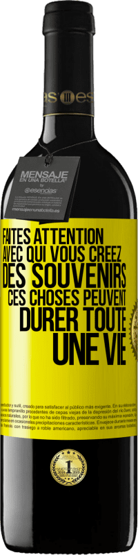 Envoi gratuit | Vin rouge Édition RED MBE Réserve Faites attention avec qui vous créez des souvenirs. Ces choses peuvent durer toute une vie Étiquette Jaune. Étiquette personnalisable Réserve 12 Mois Récolte 2014 Tempranillo