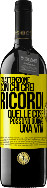 39,95 € Spedizione Gratuita | Vino rosso Edizione RED MBE Riserva Fai attenzione con chi crei ricordi. Quelle cose possono durare una vita Etichetta Gialla. Etichetta personalizzabile Riserva 12 Mesi Raccogliere 2016 Tempranillo