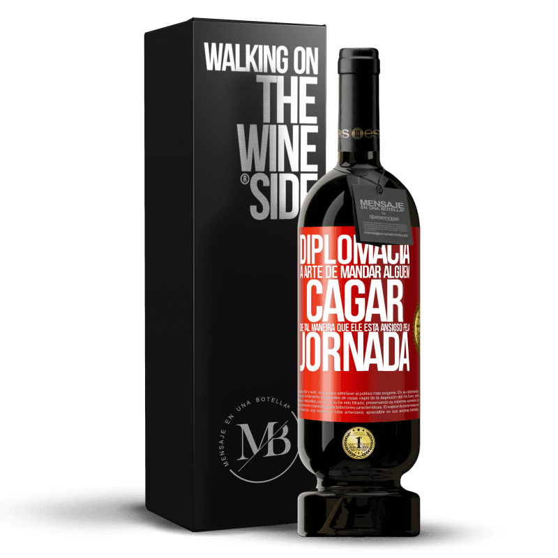 49,95 € Envio grátis | Vinho tinto Edição Premium MBS® Reserva Diplomacia A arte de mandar alguém cagar de tal maneira que ele está ansioso pela jornada Etiqueta Vermelha. Etiqueta personalizável Reserva 12 Meses Colheita 2015 Tempranillo