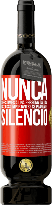 49,95 € | Vino Tinto Edición Premium MBS® Reserva Nunca subestimes a una persona callada, las cosas importantes se planean en silencio Etiqueta Roja. Etiqueta personalizable Reserva 12 Meses Cosecha 2016 Tempranillo
