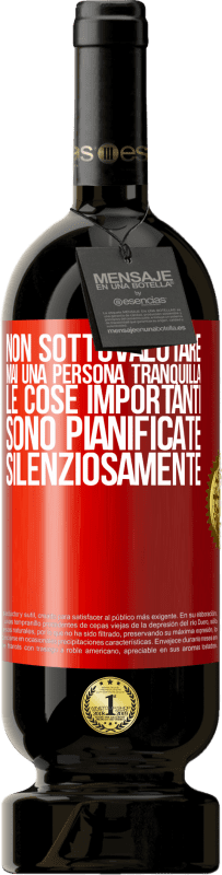 49,95 € Spedizione Gratuita | Vino rosso Edizione Premium MBS® Riserva Non sottovalutare mai una persona tranquilla, le cose importanti sono pianificate silenziosamente Etichetta Rossa. Etichetta personalizzabile Riserva 12 Mesi Raccogliere 2016 Tempranillo