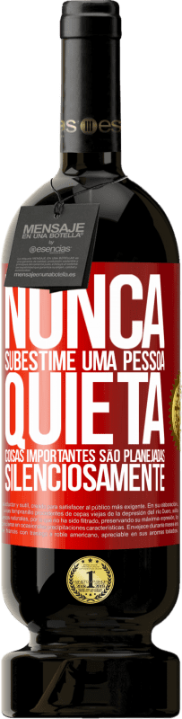 49,95 € | Vinho tinto Edição Premium MBS® Reserva Nunca subestime uma pessoa quieta, coisas importantes são planejadas silenciosamente Etiqueta Vermelha. Etiqueta personalizável Reserva 12 Meses Colheita 2015 Tempranillo