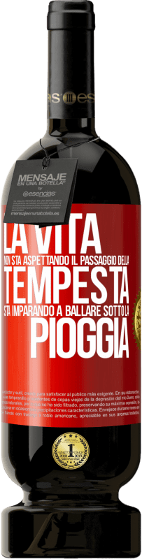 49,95 € Spedizione Gratuita | Vino rosso Edizione Premium MBS® Riserva La vita non sta aspettando il passaggio della tempesta. Sta imparando a ballare sotto la pioggia Etichetta Rossa. Etichetta personalizzabile Riserva 12 Mesi Raccogliere 2016 Tempranillo
