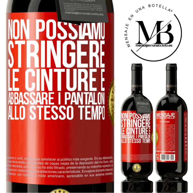 49,95 € Spedizione Gratuita | Vino rosso Edizione Premium MBS® Riserva Non possiamo stringere le cinture e abbassare i pantaloni allo stesso tempo Etichetta Rossa. Etichetta personalizzabile Riserva 12 Mesi Raccogliere 2015 Tempranillo